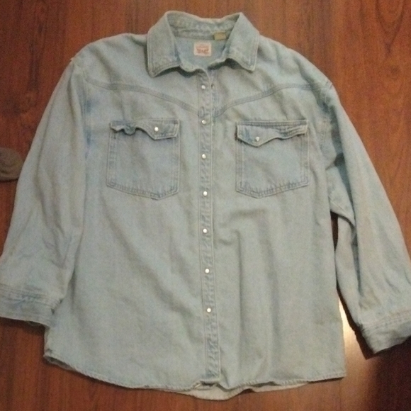 Levi's Classic Blue Denim Shirt - Picture 1 of 9